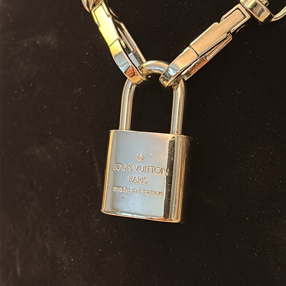 LOUIS VUITTON SILVER LOCK NECKLACE - Picture 4 of 6